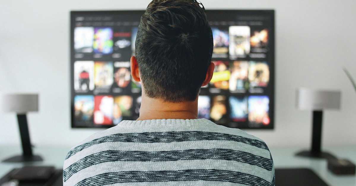 Basta un paio di baffi: quello che c'� da sapere sull'amatissimo film ambientato a Bari